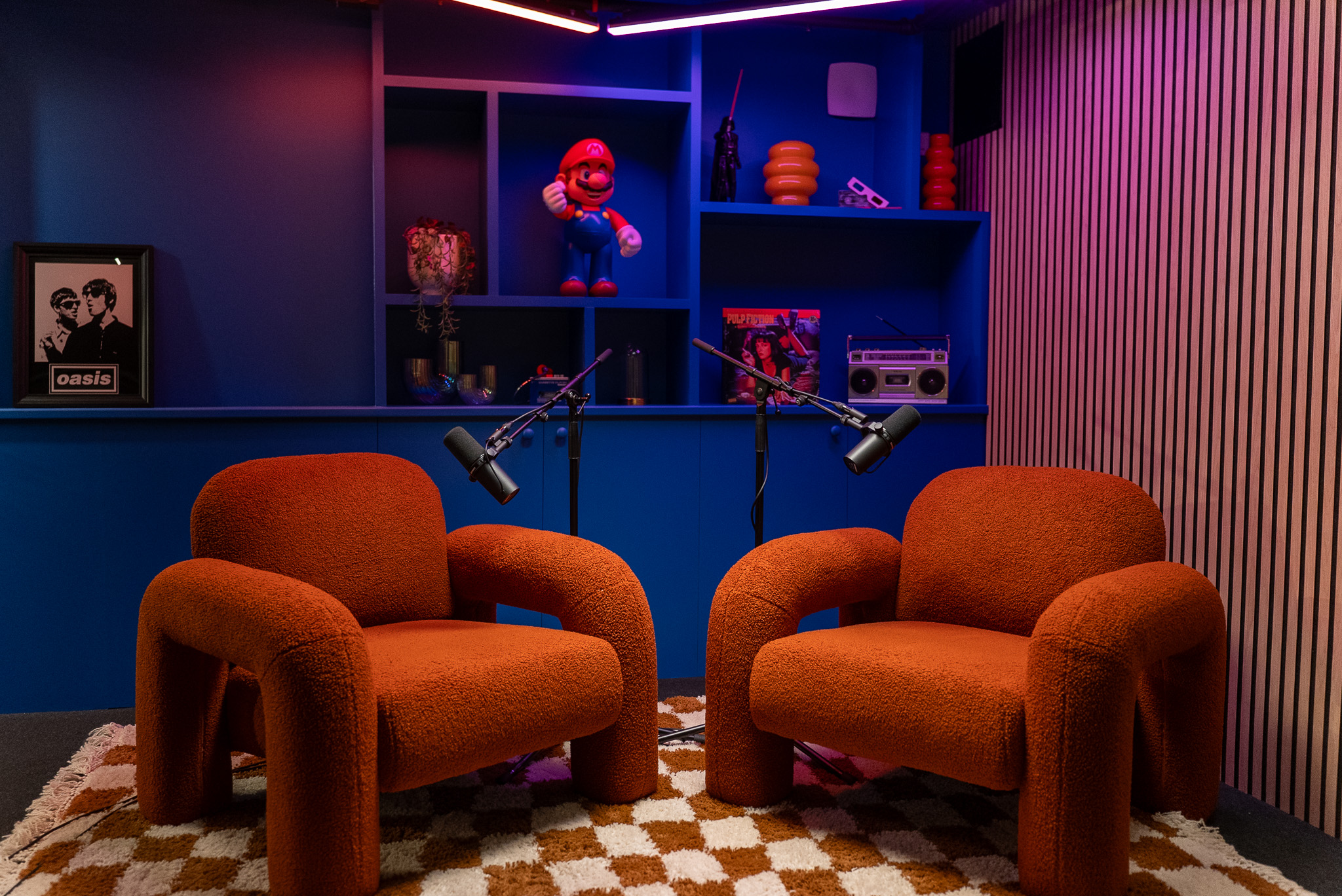 Podcast studio in Cannes: wide shot of the recording table, microphones and mixer (objo)