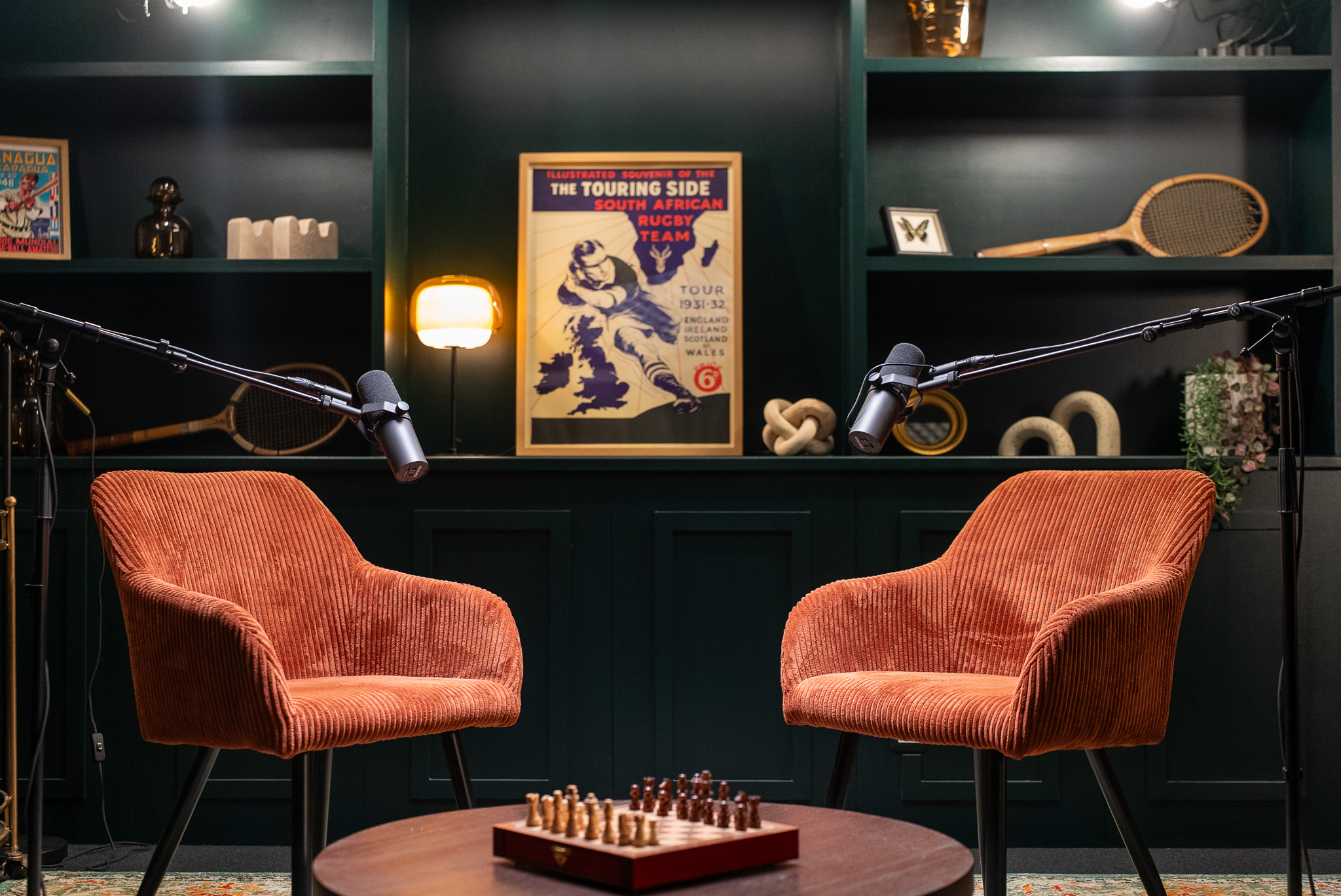 Podcast studio in Cannes: wide shot of the recording setup (objo)